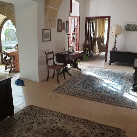 Luxuriously Renovated فيلة