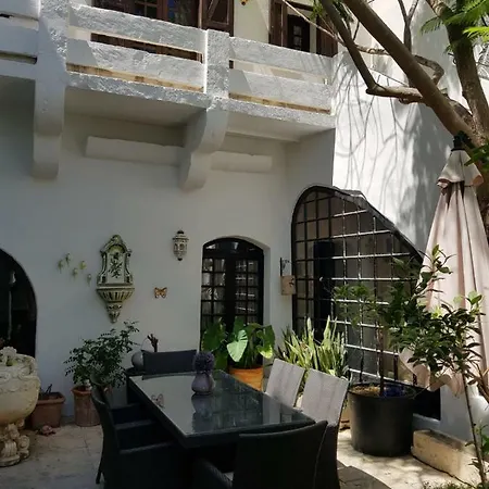 Luxuriously Renovated 别墅