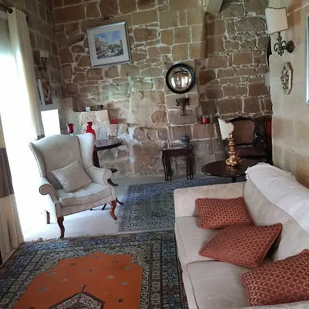 Luxuriously Renovated فيلة